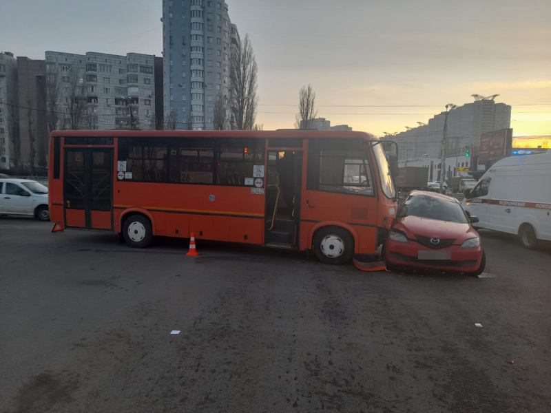 Автобус протаранил иномарку в Воронеже