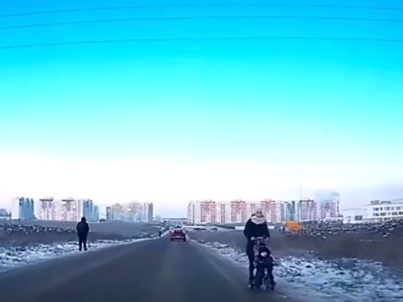 «Ждете, пока кого-то собьют?»: опасную дорогу к школе сняли под Воронежем