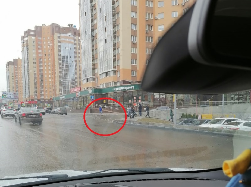 Канализационная река затопила улицу в Воронеже
