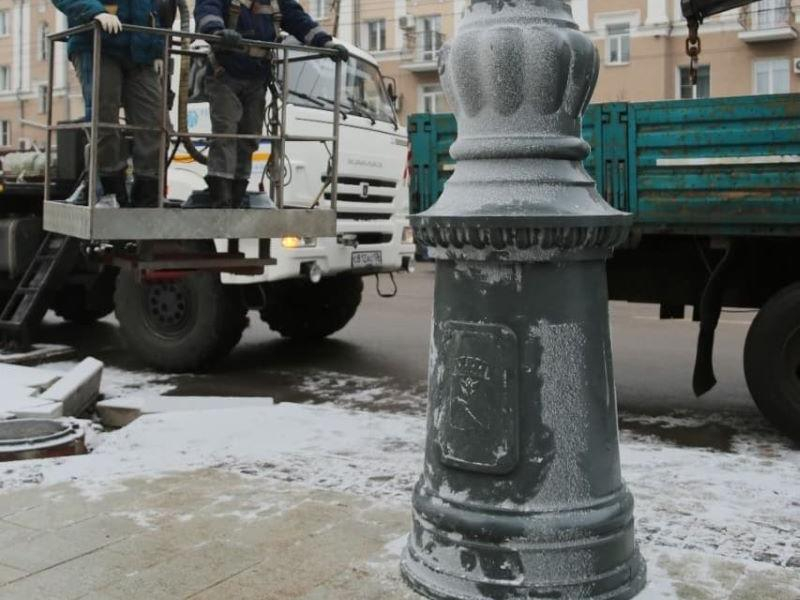 Чиновники показали ход установки новых столбовых опор на проспекте Революции в Воронеже