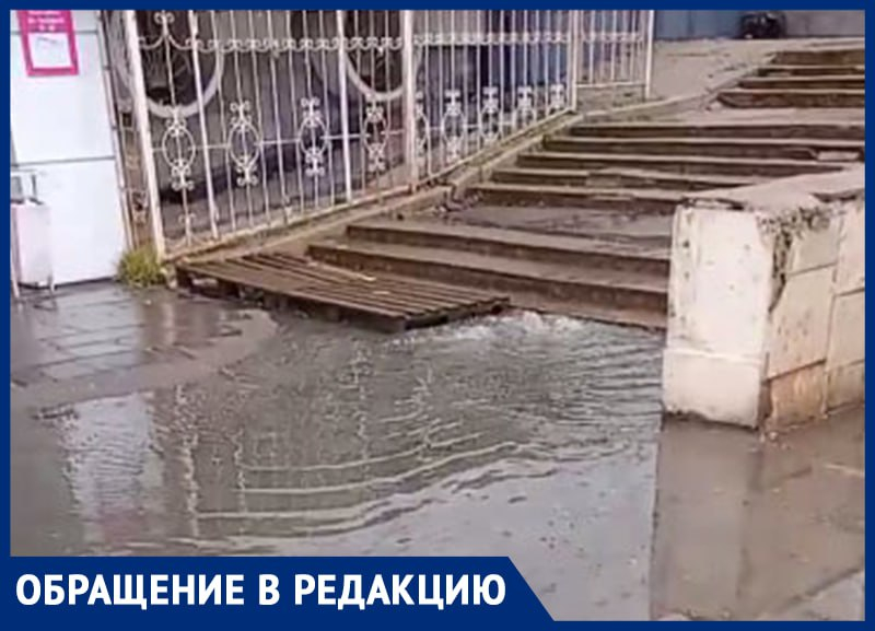 «Кто-нибудь спасёт нас из этого вонючего половодья?» – в Воронеже из земли забила фекальная река