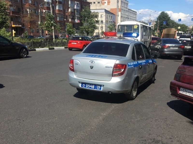 В Воронеже гаишник припарковался вторым рядом и ушел по своим делам