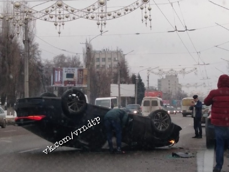 Опубликовано видео с перевернувшейся Audi A7 в Воронеже