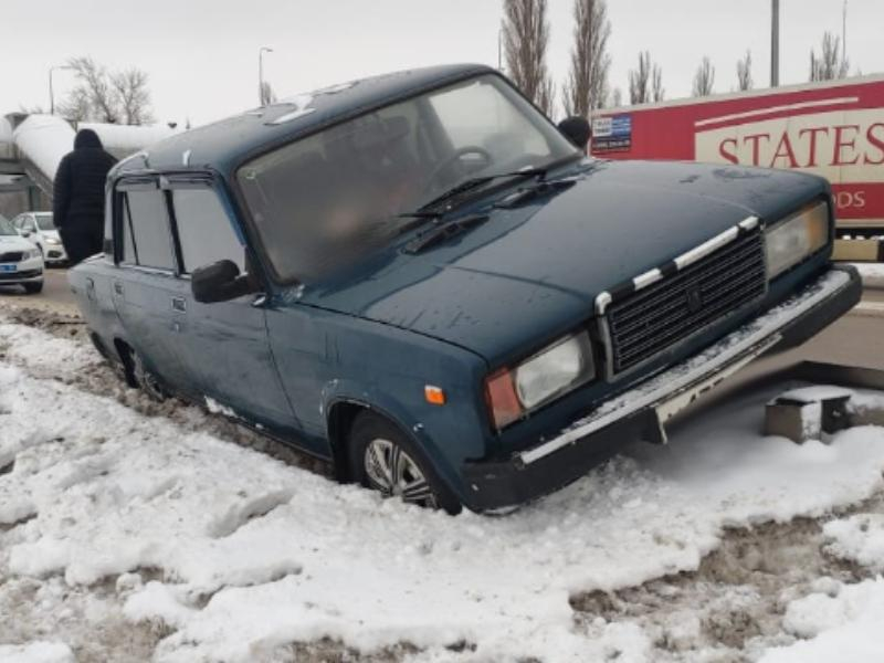 Воронежец умер за рулем «семёрки», въехав в дорожное ограждение
