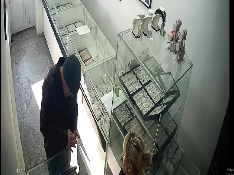 Мужчина ограбил ювелирный магазин в Воронежской области