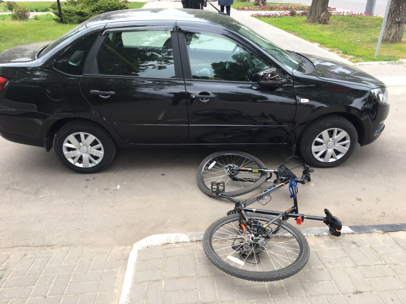 Легковушка отравила в больницу велосипедиста на левом берегу Воронежа