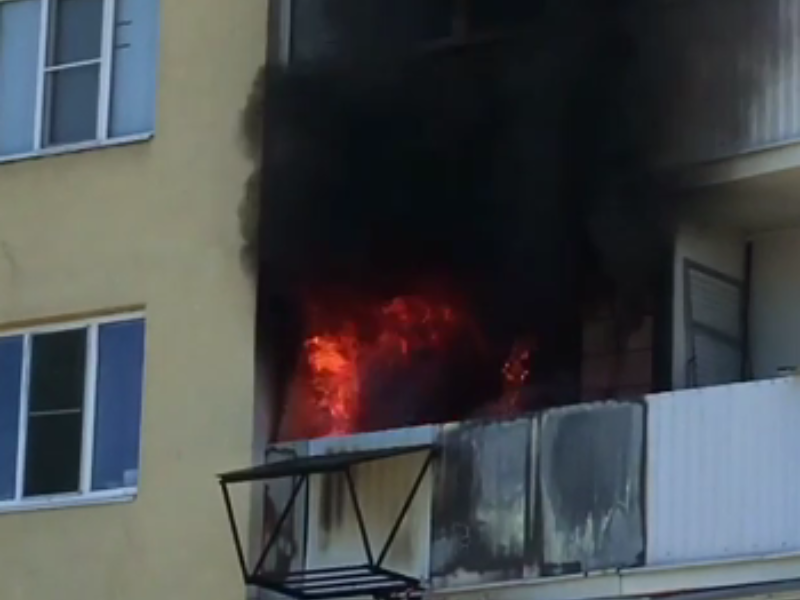 Опубликовано видео горящего балкона в 16-этажном доме в Воронеже
