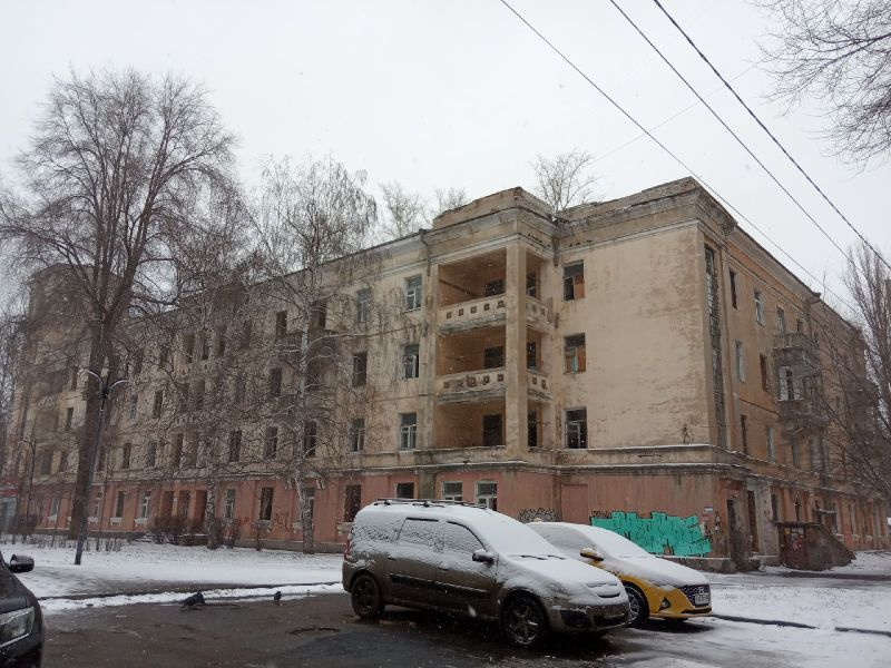 Воронежцы заметили до сих пор открытый полукруглый дом на Депутатской