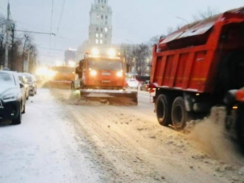 Как борются со снегопадом коммунальщики в Воронеже, наглядно показали в мэрии