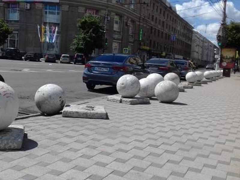 Бетонные шары около «Пролетария» заменят на бетонные кубы в Воронеже