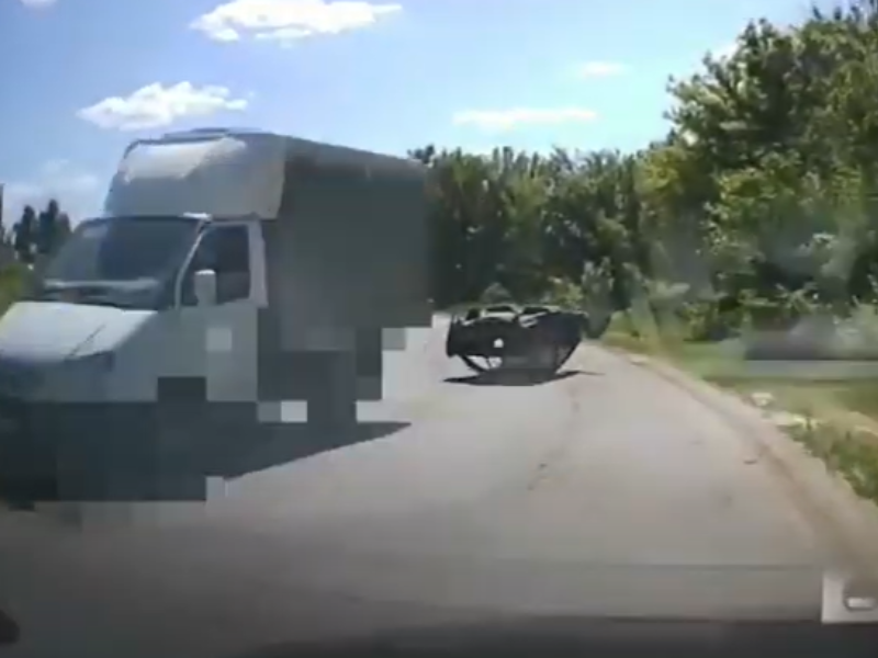 Перевернутый кузов машины протащил автомобилист по дороге в Воронежской области