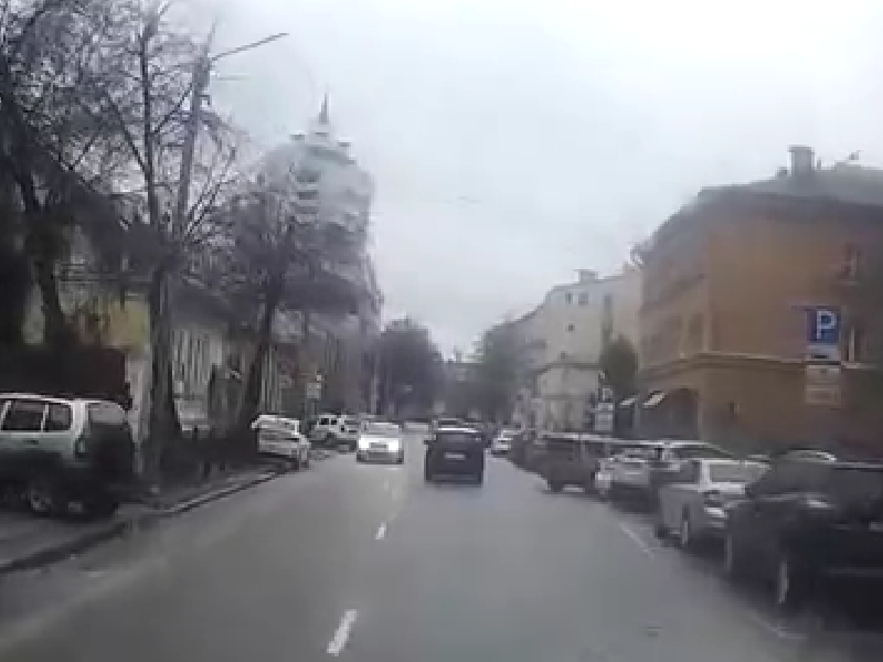 Неадекватный поступок водителя попал на видео в Воронеже