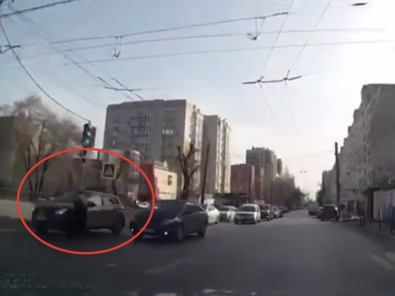 На видео попало, как автомобиль сбивает пешехода на «зебре» в Воронеже