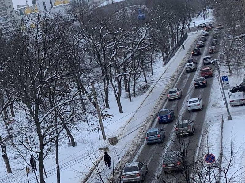 Короткая рабочая неделя началась с адских пробок и космических цен на такси в Воронеже