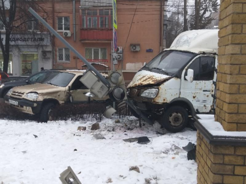 Стали известны подробности ДТП с грузовиком в центре Воронежа