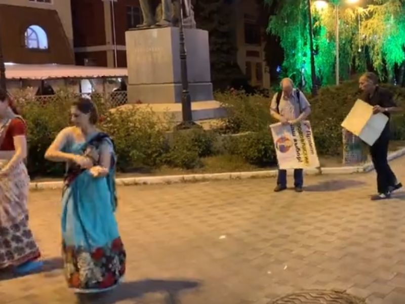 Кришнаиты выгнали воронежских оппозиционеров с любимого места и попали на видео