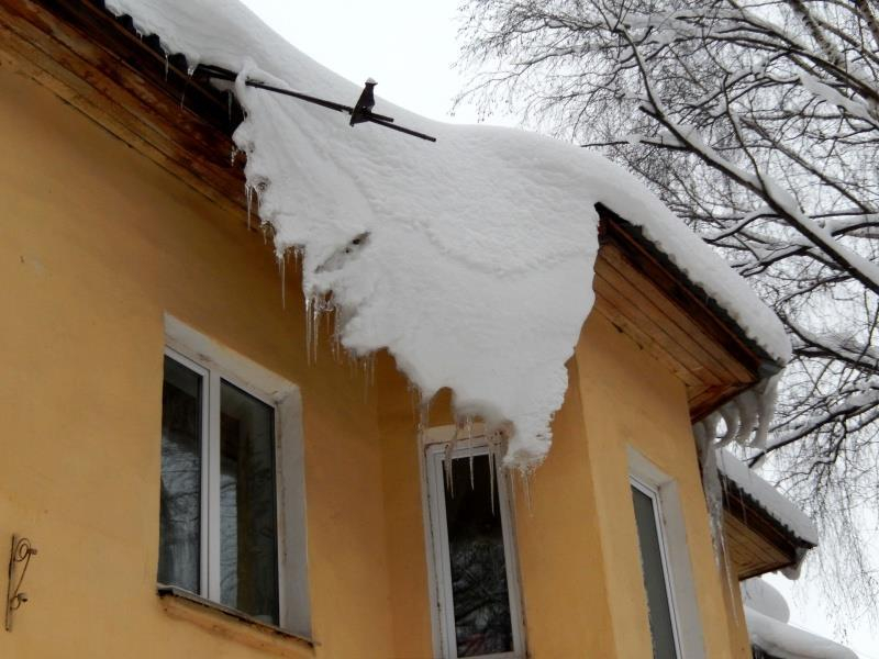 Спасатели предупредили воронежцев о сходе снега с крыш