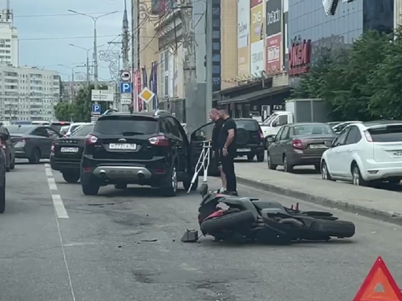 Двухколесную причину пробки в центре Воронежа показали на видео