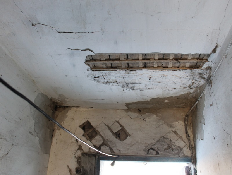 Воронежцы годами жили в доме с трещинами, грибком и дырявой крышей