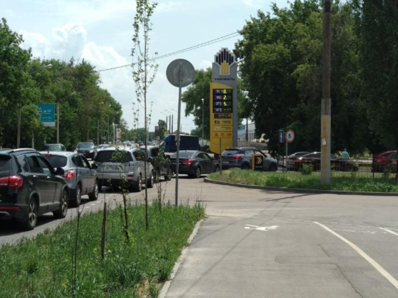 Огромные очереди образовываются на воронежских заправках