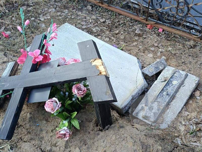 Неизвестные разгромили могилу на воронежском кладбище