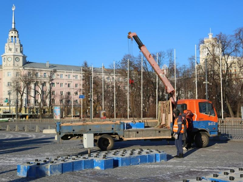 Новогоднюю ёлку начали устанавливать на площади Ленина в Воронеже
