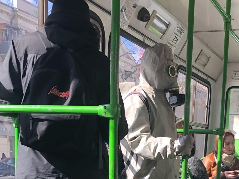 Человека в костюме химзащиты заметили в воронежском автобусе