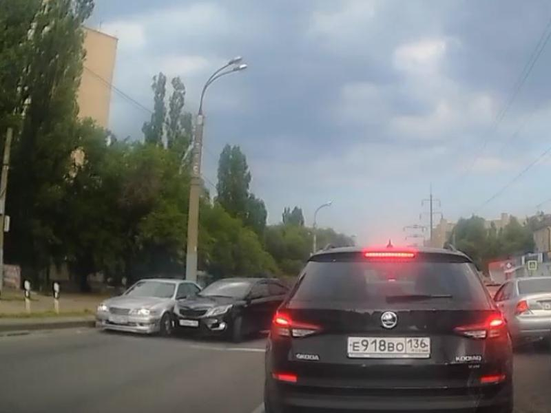 Спешка на дороге привела к обидному ДТП на ровном месте в Воронеже