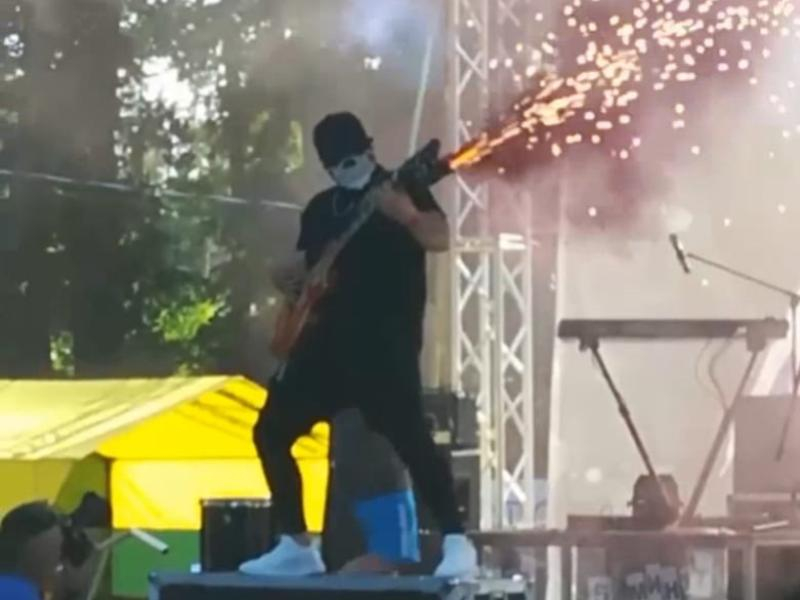 Гитарист устроил фаершоу прямо на сцене рок-фестиваля под Воронежем