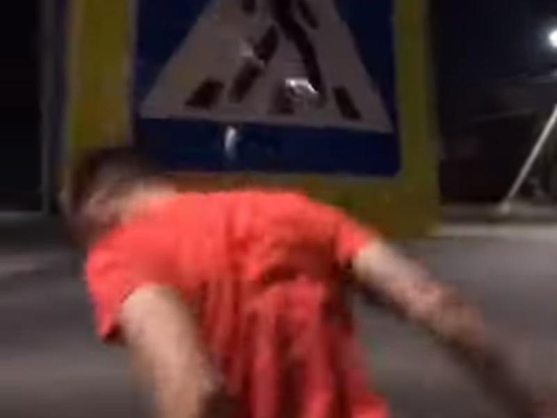 Комичные попытки пробить головой дорожный знак сняли на видео в воронежском селе