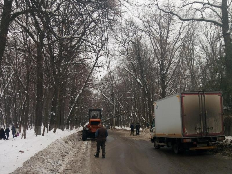 Снесший фонарный столб трактор перегородил дорогу в Воронеже