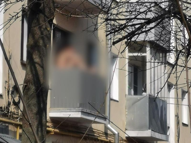 Задумчивого обнаженного мужчину заметили на балконе в Воронеже