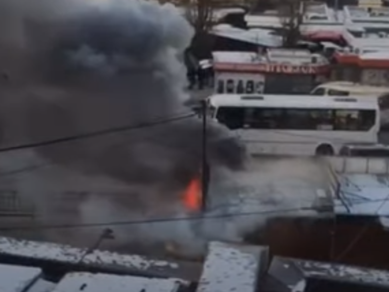 Пылающий киоск на остановке засняли на видео в Воронеже