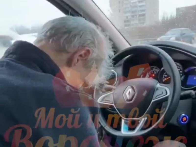 Теряющий сознание за рулем таксист напугал пассажирку с ребёнком в Воронеже