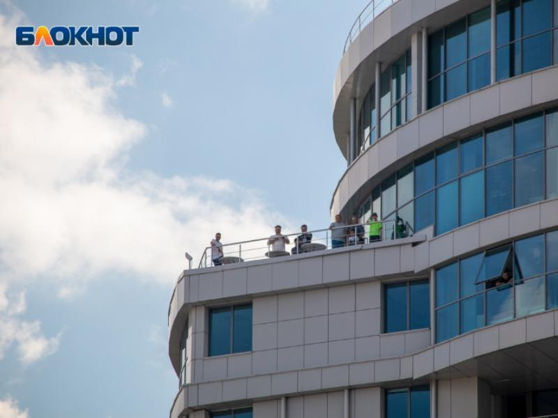 Воронежцам запретили выходить на балконы бизнес-центра во время домашнего матча «Факела»