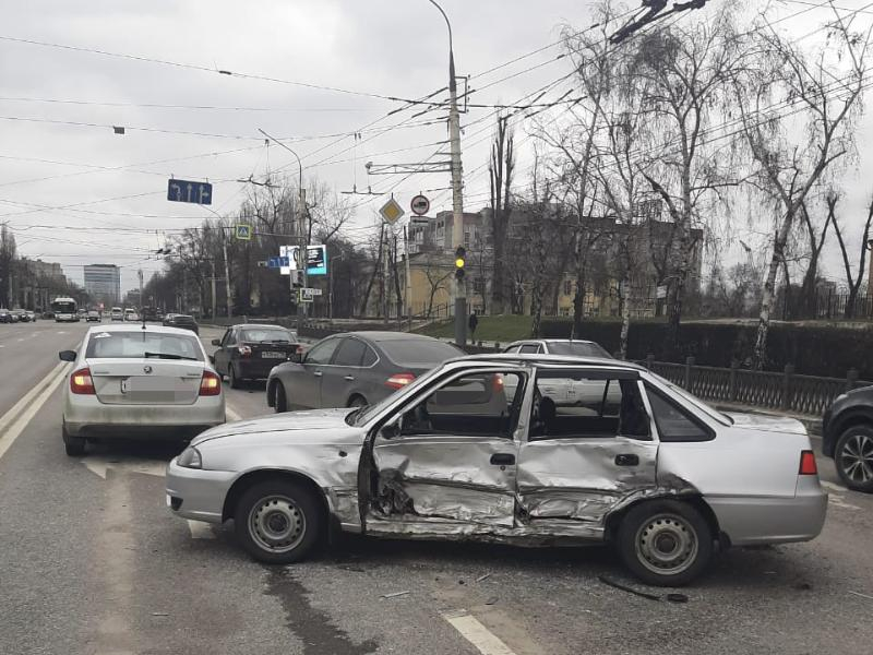 Четыре машины столкнулись у гипермаркета в Воронеже
