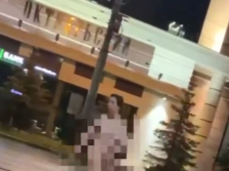 Абсолютно голая женщина прошагала по оживленной дороге в центре Воронежа