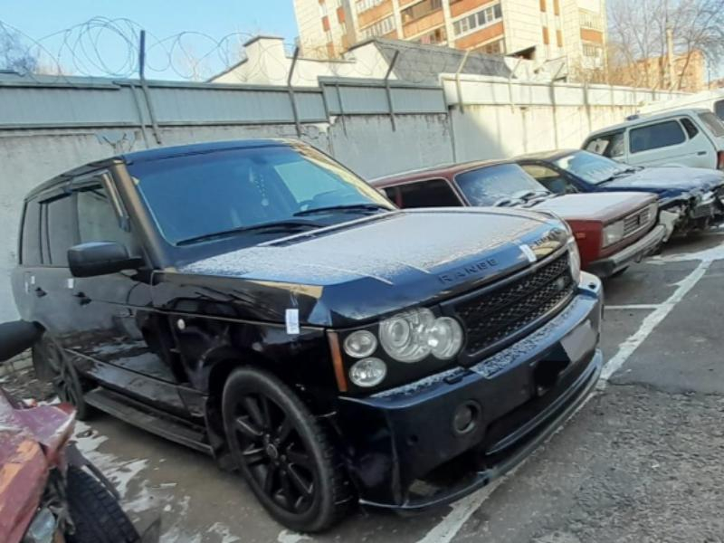 Затяжной именинник угнал припаркованный у воронежского клуба Range Rover