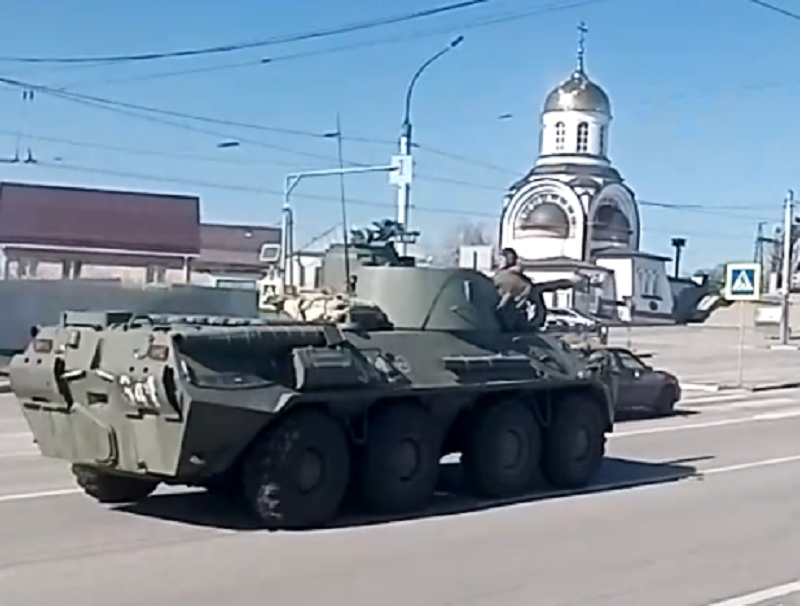 Поездку боевых машин в городском трафике сняли в Воронеже