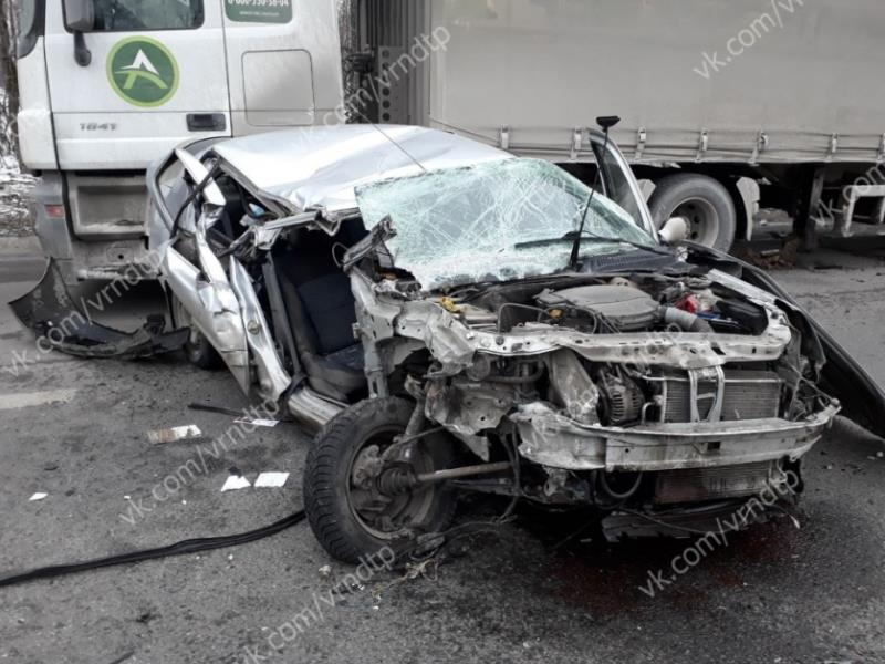 Стали известны подробности страшной аварии с грузовиком под Воронежем
