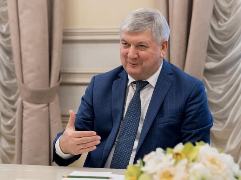 Воронежский губернатор поздравил жительниц региона с Днём матери