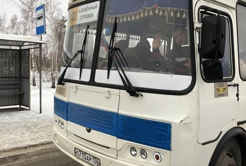 Рискующего жизнями пассажиров на скорости маршрутчика сняли в Воронеже