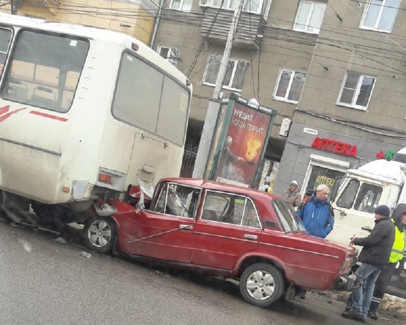 В центре Воронеже «шестерка» разворотила переднюю часть об маршрутку