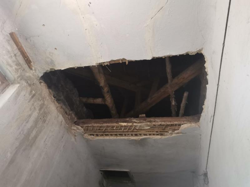 Следователи заинтересовались обрушением потолка в старом доме в Воронеже