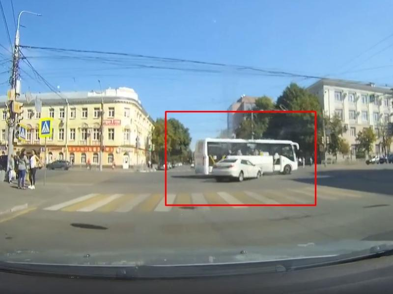 Пролетевший на красный свет автобус разнёс Toyota в Воронеже