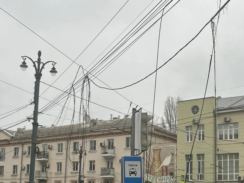 На проспекте Революции в Воронеже убирают провода
