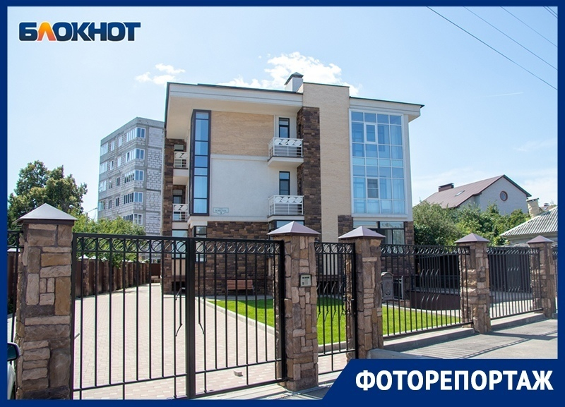 Олигархические дома и халупы соседствуют бок о бок в Воронеже