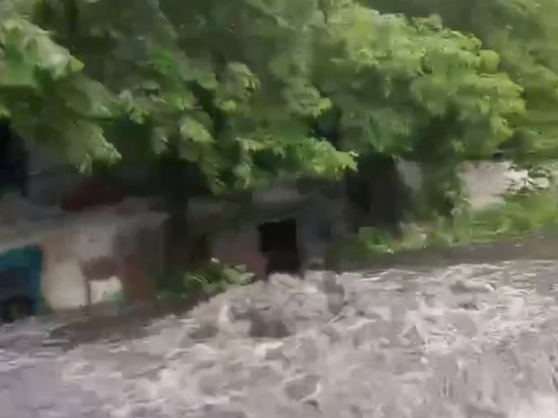 Яростный фонтан воды забил из люка около Придаченской дамбы Воронежа