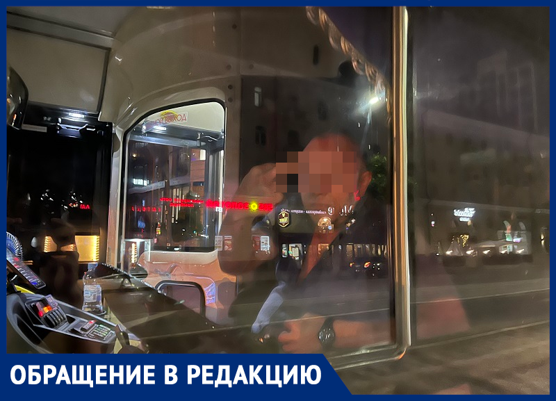 Маршрутчика с нецензурным жестом со средним пальцем сняли в Воронеже