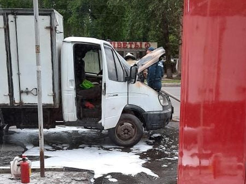 В Воронеже огонь уничтожил «Газель», перевозящую хлеб в магазины